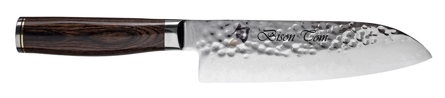 Ein Kai Messer mit Santoku Klingenform mit individueller Gravur